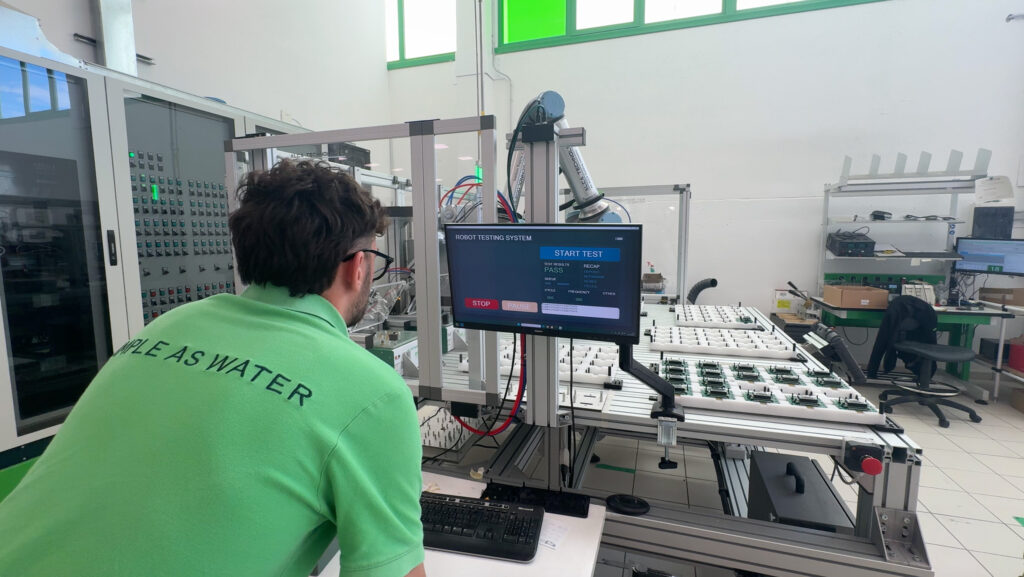 Robot collaborativi e MES: il nuovo banco di collaudo automatico